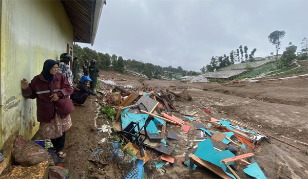 ইন্দোনেশিয়ায় ভূমিধসে ৭ জনের মৃত্যু, ৮২ জন নিখোঁজ