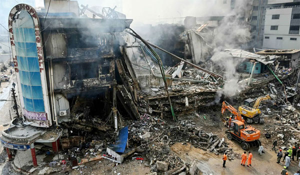 করাচির গুল প্লাজার এক দোকান থেকে ৩০ দগ্ধ মরদেহ উদ্ধার, মৃতের সংখ্যা বেড়ে ৬১