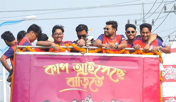 ছাদখোলা বাসে ট্রফি নিয়ে রাজশাহী ঘুরলেন শান্ত-মুশফিকরা