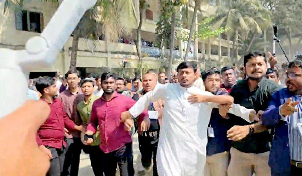 ভোটকেন্দ্রে উত্তেজনা: নাসীরুদ্দীন পাটওয়ারীকে ঘিরে ভিড় ও সেনাবাহিনীর হস্তক্ষেপ