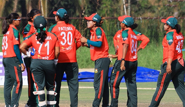 ভারতের কাছে হেরে শিরোপার স্বপ্ন ভেঙে গেল বাংলাদেশের নারী এশিয়া কাপে