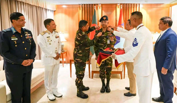 প্রধানমন্ত্রী নবনিযুক্ত ডিজিএফআই প্রধানের র‍্যাংক ব্যাজ পরিয়ে দিলেন
