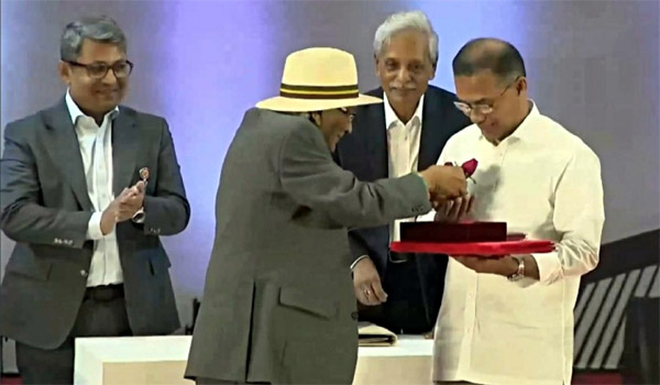 শফিক রেহমানকে লাল গোলাপ উপহার দিলেন তারেক রহমান