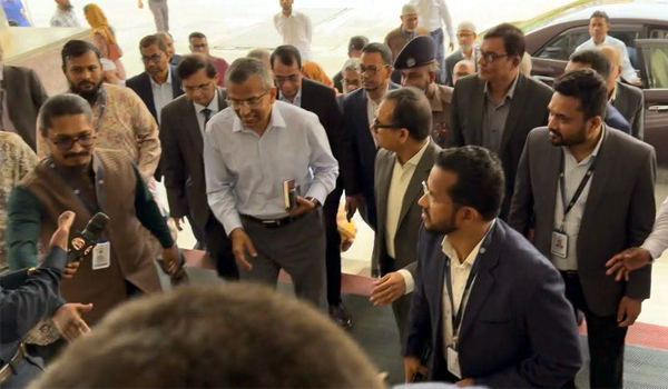 কথার পরিবর্তে কাজের মাধ্যমে নিজের দক্ষতা প্রমাণ করছেন নতুন গভর্নর