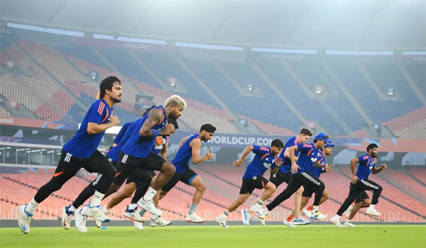 ম্যাচের আগে বিশেষ রাসায়নিক স্প্রে করছে ভারত