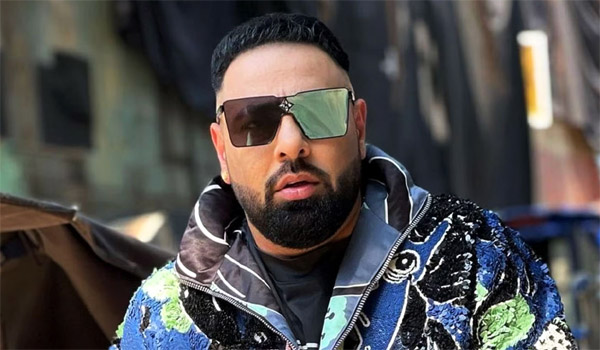 গান ‘টাটিরি’ নিয়ে বিতর্ক: স্কুলছাত্রীদের অশ্লীলভাবে দেখানো অভিযোগে বাদশার বিরুদ্ধে মামলা