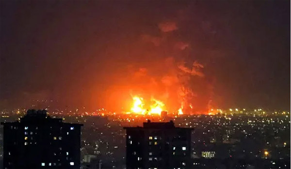 ইসরায়েলি হামলায় তেহরান জ্বলছে: তেলের আগুন ‘নদীর মতো’, বিষাক্ত বৃষ্টির সতর্কতা