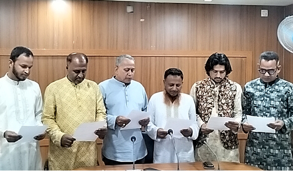 বাগেরহাটের চিতলমারী বাজার ব্যবসায়ী ব্যবস্থাপনা কমিটির নবনির্বাচিতদের শপথ