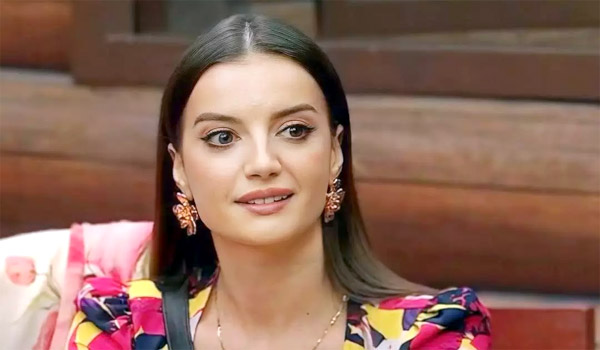 বলিউড অভিনেত্রী নাতালিয়া ‘রাক্ষস’–এর আইটেম গানে