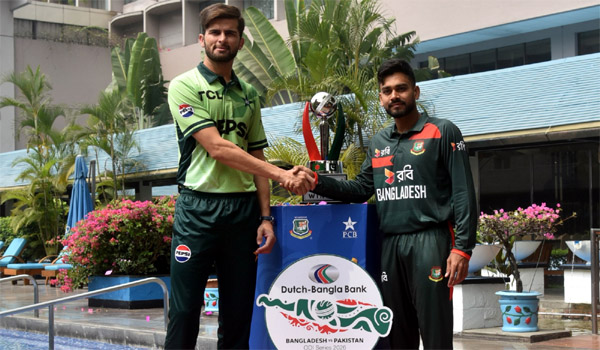 ট্রফি উন্মোচন করে আনুষ্ঠানিকভাবে শুরু হলো বাংলাদেশ-পাকিস্তান ওয়ানডে সিরিজ