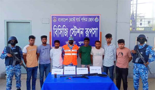 খুলনায় কোস্টগার্ডের অভিযানে খবির মোল্লা গ্রুপের সাত সদস্য আটক; অস্ত্র-গোলাবারুদ ও ককটেল জব্দ