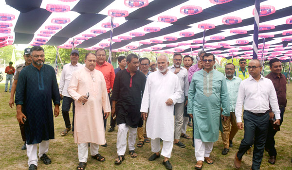 কেসিসি প্রশাসক খুলনা সার্কিট হাউজ মাঠে ঈদজামাতের প্রস্তুতি পরিদর্শন