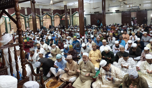 ধর্মীয় ভাবগাম্ভীর্য ও উৎসাহে খুলনায় পালিত পবিত্র ঈদুল ফিতর