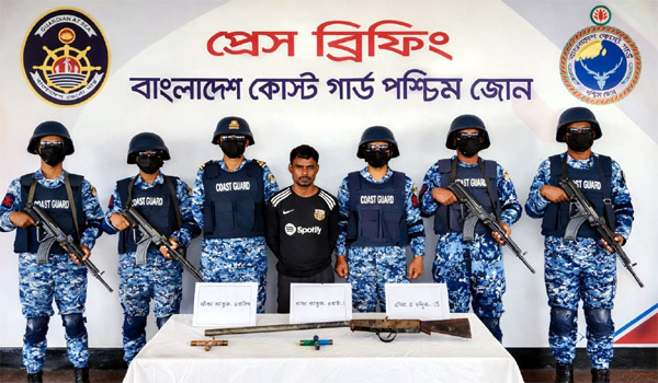সুন্দরবনের ‘ছোট সুমন’ বাহিনীর সদস্য ইয়াছিন শেখকে মোংলা কোস্ট গার্ড আটক, অস্ত্র-গুলি জব্দ