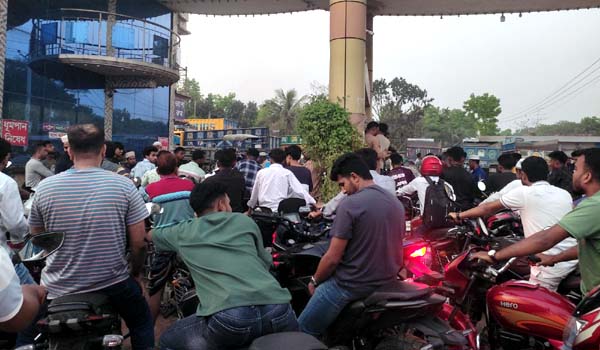 কালীগঞ্জে কৃত্রিম জ্বালানি সংকট: বোতলজাত তেল খোলা বাজারে চড়া দামে বিক্রির অভিযোগ