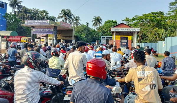 বাগেরহাটে এক সপ্তাহ ধরে জ্বালানি তেল সংকট, চালকদের দুর্ভোগ