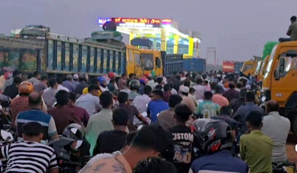 সাতক্ষীরায় হেলমেট, লাইসেন্স ও কাগজপত্র ছাড়া মোটরসাইকেলে তেল বিক্রি বন্ধ