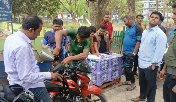 চুয়াডাঙ্গায় অবৈধ খোলা বাজারে জ্বালানি বিক্রির অভিযোগে ৫ ব্যারেল জব্দ, প্রতিষ্ঠানকে জরিমানা