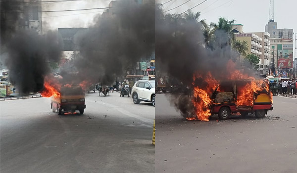 খুলনায় চলন্ত অ্যাম্বুলেন্সে অগ্নিকাণ্ড, প্রায় ১০ লাখ টাকার ক্ষতি