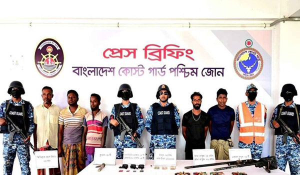 সুন্দরবনে কোস্ট গার্ডের অভিযানে অস্ত্রসহ দু’জন আটক, জিম্মি তিন জেলে উদ্ধার