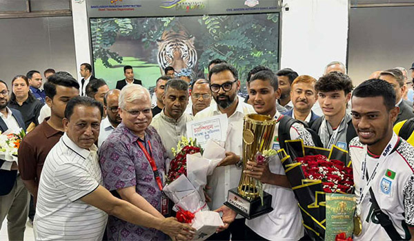 শিরোপা জয় নিয়ে বাংলার যুবারা ঘরে ফিরল