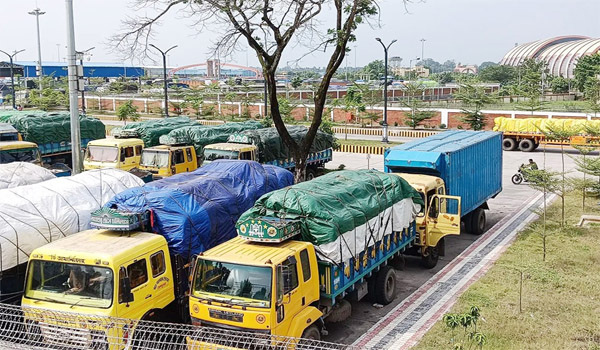 বেনাপোলে জ্বালানি সংকটের কারণে ট্রাক ভাড়া ৭-৮ হাজার টাকা বাড়ছে ও দ্রব্যমূল্য বৃদ্ধির শঙ্কা