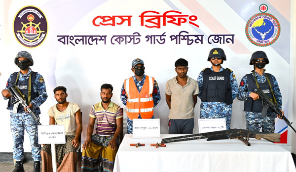 কোস্ট গার্ডের অভিযানঃ অপহৃত দুই জেলেকে উদ্ধার, অস্ত্রসহ বনদস্যুসদস্যু আটক