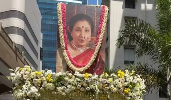 চোখের জলে চিরবিদায়: পঞ্চভূতে বিলীন আশা ভোঁসলে