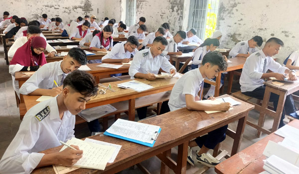 খুলনায় এসএসসি ও সমমান পরীক্ষার প্রথম দিনে অনুপস্থিত ৩৬০ পরীক্ষার্থী
