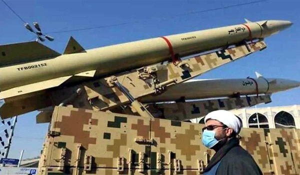 ইরান নাগরিকদের সামনে শক্তিশালী ব্যালিস্টিক ক্ষেপণাস্ত্র প্রদর্শন