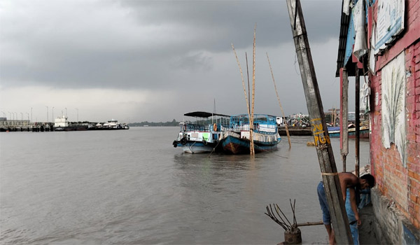 মোংলা-বন্দর ও সুন্দরবন উপকূলে দুর্যোগপূর্ণ আবহাওয়া, টানা বৃষ্টিতে জনজীবন বিপর্যস্ত