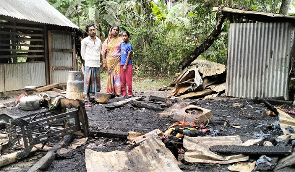 একযুগের সঞ্চয় বজ্রপাতে ছাই, দম্পতির জীবন রক্ষা হলোও সবটাই পুড়ে গেছে