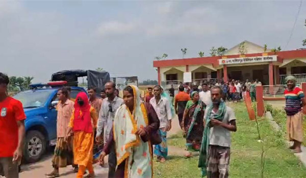 চুয়াডাঙ্গায় ইউপি পরিষদে সংঘর্ষ: চেয়ারম্যান লোটাসকে ঘেরাও, দুই চেয়ারম্যানকে ধাওয়া