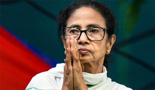 মমতার পদত্যাগের অস্বীকৃতি ও নির্বাচনী কারচুপির অভিযোগে সংকট সৃষ্টি