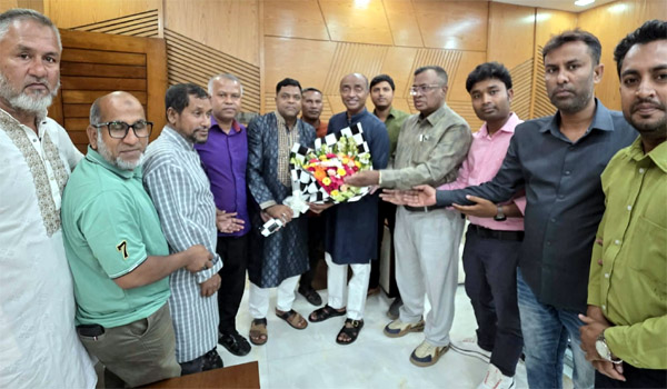 আইনমন্ত্রী আসাদুজ্জামানকে ফুলেল শুভেচ্ছা এমইউজের নেতৃবৃন্দের