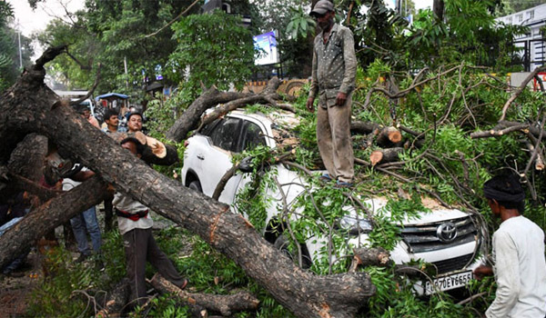 উত্তর প্রদেশে ভয়াবহ ঝড়ের তাণ্ডবে শতাধিক নিহত, ব্যাপক ক্ষয়ক্ষতি