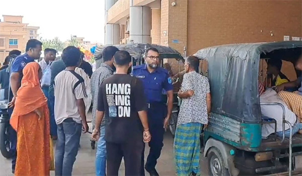 গোপালগঞ্জে বাস চাপায় ভ্যানচালক ঝন্টু মোল্যা নিহত, ৭ জন আহত