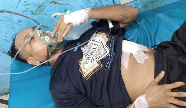 খুলনায় গুলিবিদ্ধ যুবককে ঢাকায় নেয়ার পথে অ্যাম্বুলেন্সে গুলি