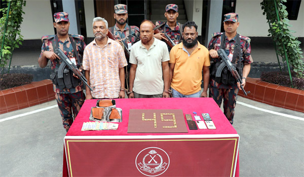 চিকিৎসকের স্টিকারযুক্ত প্রাইভেট কারে ২৬টি সোনার বার উদ্ধার, ৩ জন আটক