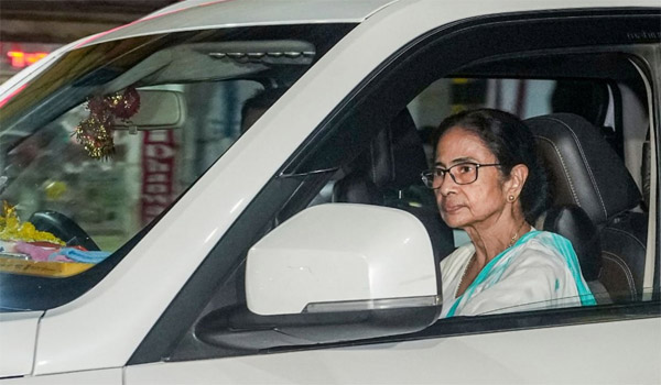 পদত্যাগ করব না, ওরা চাইলে বরখাস্ত করুক: অনড় মমতা