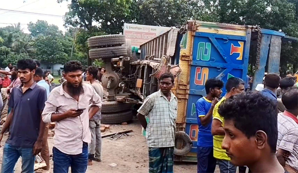 যশোরের ভাঙ্গাগেটে ট্রেনের ধাক্কায় কয়লাবাহী ট্রাক দুমড়ে; চালক নিহত