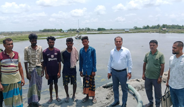 দেবহাটায় অনুমতি ছাড়াই বালু উত্তোলন, সবুজ ইসলামকে ৩০ হাজার টাকা জরিমানা